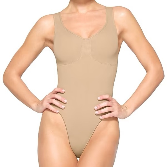 SKIMS Other - Skims Seamless Sculpt Scoop Neck Thong Bodysuit In Clay
